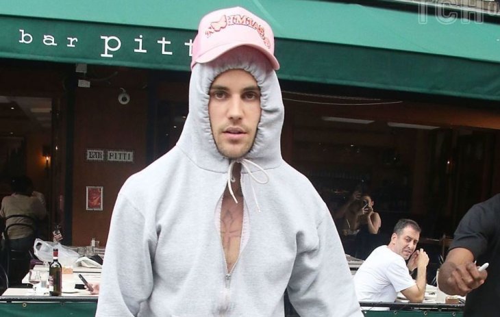 Надел розовую кепку поверх капюшона: Джастина Бибера сфотографировали в странном наряде