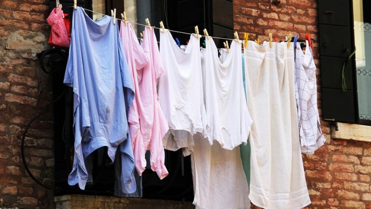 Чем нельзя выводить пятна пота на белой одежде, чтобы не испортить его