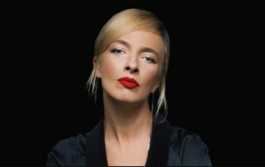 Василиса Фролова примерила стильный костюм анималистической расцветки
