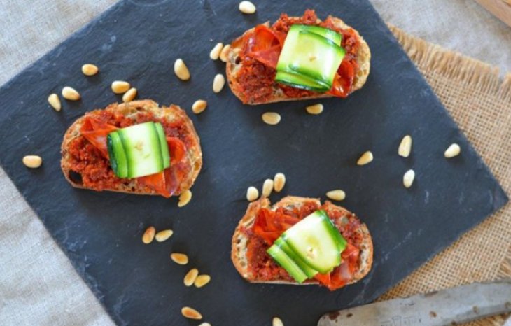 Брускетта с цукини и чоризо