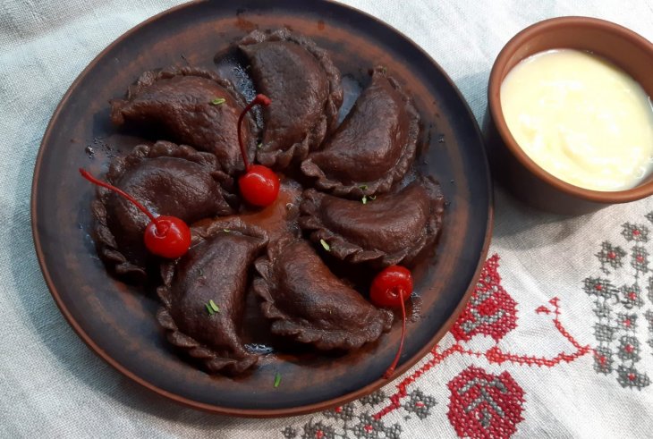 Шоколадные вареники с вишнями: необычное и одновременно легкое блюдо