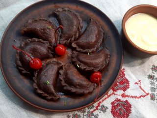 Шоколадные вареники с вишнями: необычное и одновременно легкое блюдо