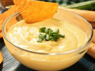 Як легко приготувати ароматний сирний соус: до макаронів, рибки та овочів