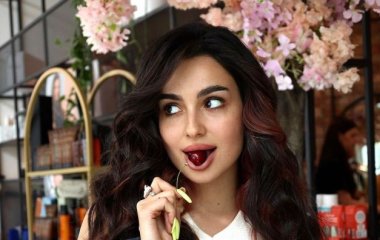 Анна Тринчер в купальнике с пикантным декольте посветила пышным бюстом