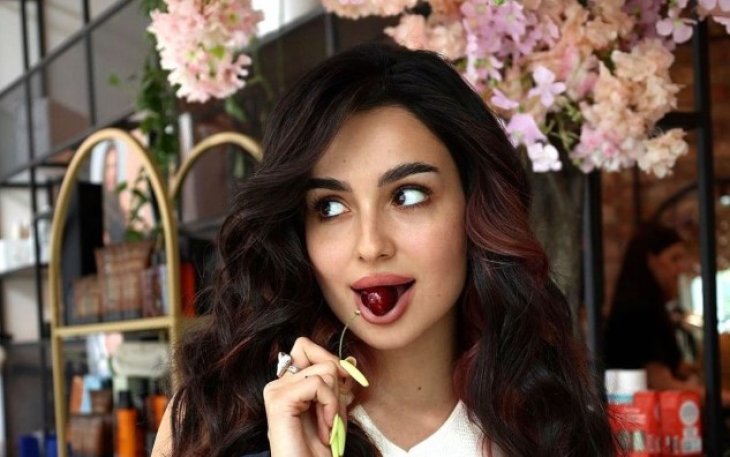 Анна Тринчер в купальнике с пикантным декольте посветила пышным бюстом