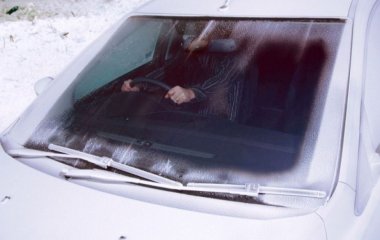 Простий, але ефективний лайфгак, щоб на лобовому склі машини не утворювався лід  