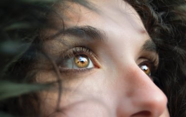 Ученые рассказали, как определить рак легких по глазам
