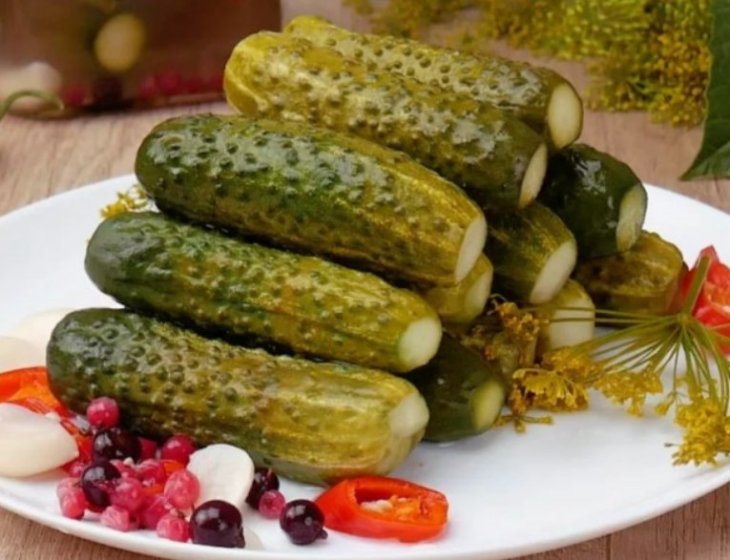 Огурчики как из бочки: древний способ засолки огурцов