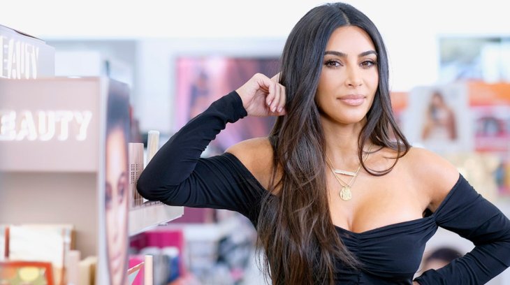 Ким Кардашьян в красной шубе и с сумкой за 110 тысяч долларов приехала на работу