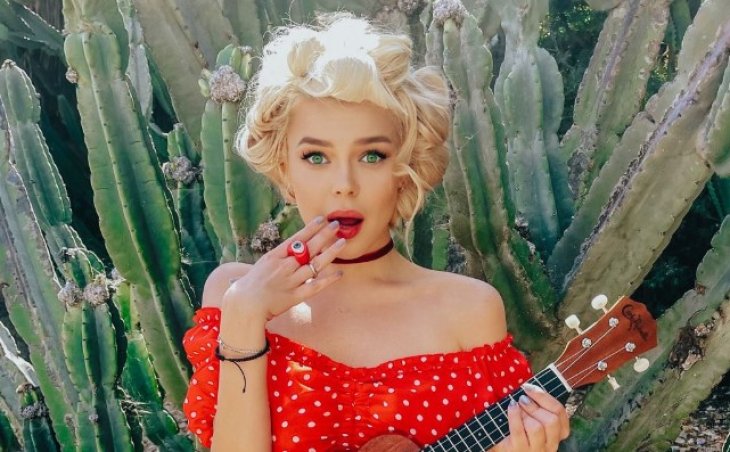 Алина Гросу зажгла в топе с глубоким декольте и привлекла внимание фанатов пикантной деталью