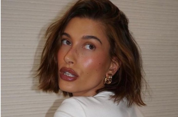 «Интернет узнает последним»: Хейли Бибер прокомментировала слухи о беременности