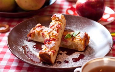 Творожная запеканка с яблоком и грушей