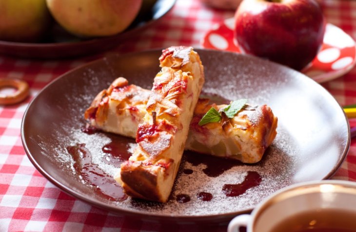 Творожная запеканка с яблоком и грушей