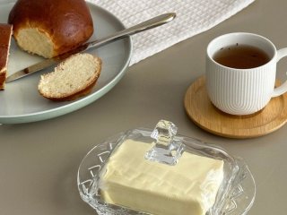 Вершкове масло краще не зберігати в такій маслянці: цю помилку роблять багато людей