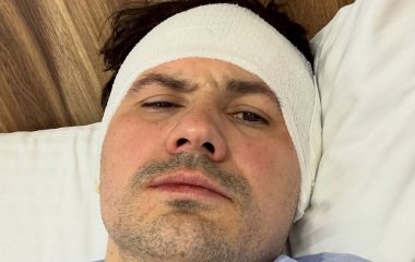 Женя Кот переніс операцію і показався в лікарні з перев'язаною головою