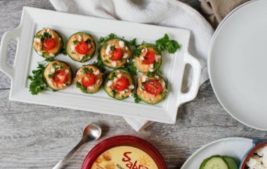 Закуска из огурцов, хумуса и помидоров