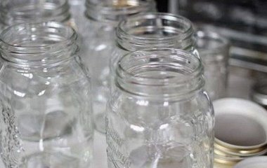 Як правильно помити скляні банки для консервації: перевірені лайфгаки