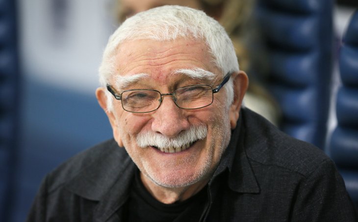 СМИ рассказали о захламленной могиле Джигарханяна