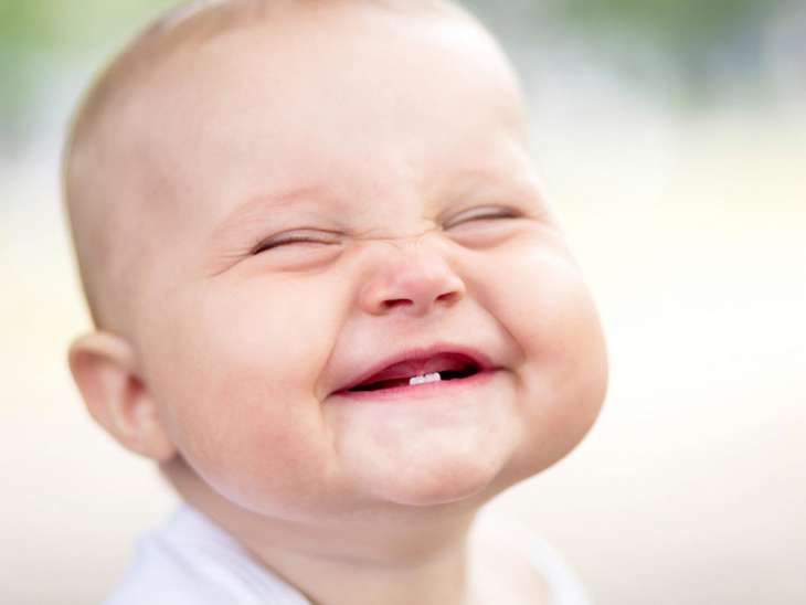 Прорезывание первых зубов у малышей