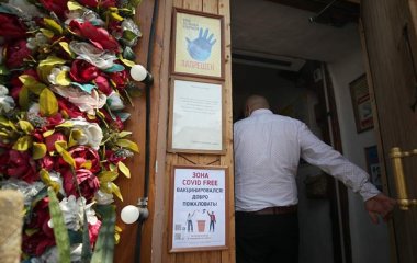 Інфекціоніст назвав альтернативу масці на корпоративі