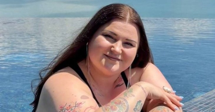 alyona alyona чорним купальником з глибоким вирізом у декольте підкреслила пишні форми