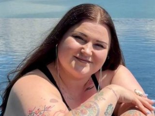 alyona alyona чорним купальником з глибоким вирізом у декольте підкреслила пишні форми