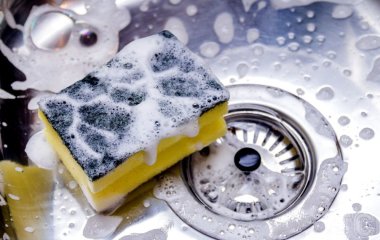 Сода і оцет не допоможуть: фахівець розповів як правильно почистити заблоковані стоки без використання хімії