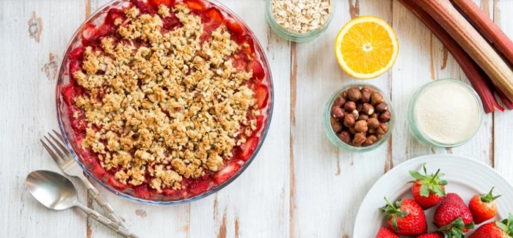Быстро и просто: как приготовить крамбл с ревенем и клубникой