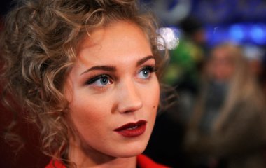 Кристина Асмус блистала на красной дорожке в черном платье