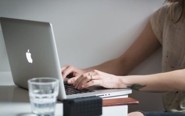 Остеопат перерахував правила роботи за комп'ютером для здоров'я ніг