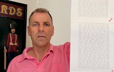 Чоловік із найдовшим у світі ім’ям ледве його прочитав — відео