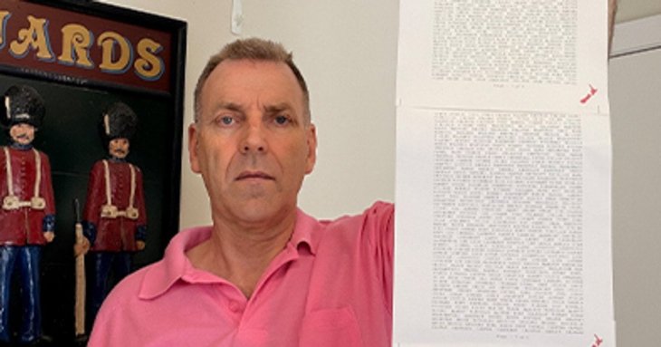 Чоловік із найдовшим у світі ім’ям ледве його прочитав — відео