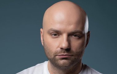 Відомий український ведучий звернувся до мами, яка вимагала в нього аліменти через суд