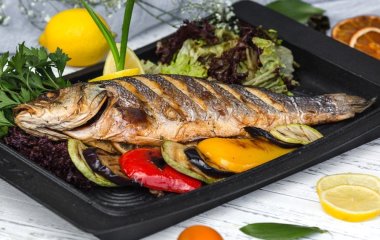 З чим у жодному разі не можна їсти рибу: цей продукт убиває її корисні властивості