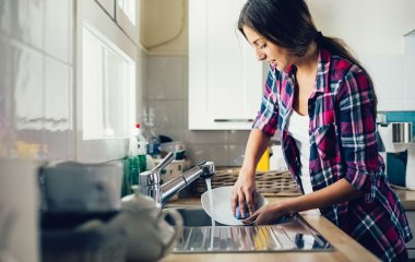 Как мыть посуду, если у вас нет воды: простые лайфхаки