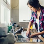 Как мыть посуду, если у вас нет воды: простые лайфхаки