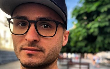 Ігор Ласточкін під час служби вийшов на зв’язок і з гумором показав себе у військовій касці