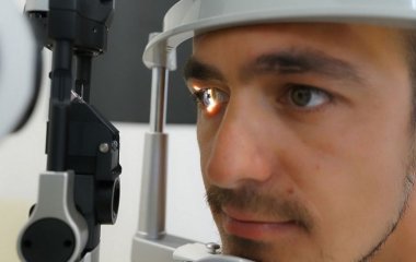 Лікар пояснив, що пов'язує плоскостопість та короткозорість