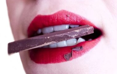 Стоматолог назвал более опасный продукт для зубов, чем шоколад