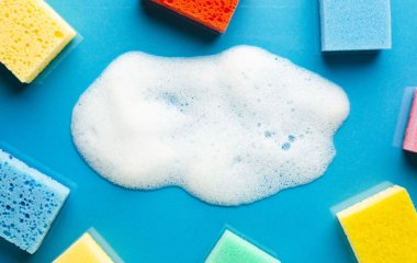 Якою губкою краще мити брудні тарілки, а якою – сковорідку: про це мало хто знає