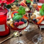 Йогуртовое наслаждение: самый мягкий и простой десерт с ягодами