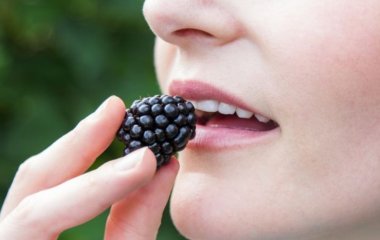 Посмішка без плям. Які продукти забарвлюють зуби і як цього не допустити