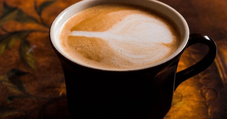 Остання чашка кави: фахівці назвали годину, після якої кофеїн краде сон