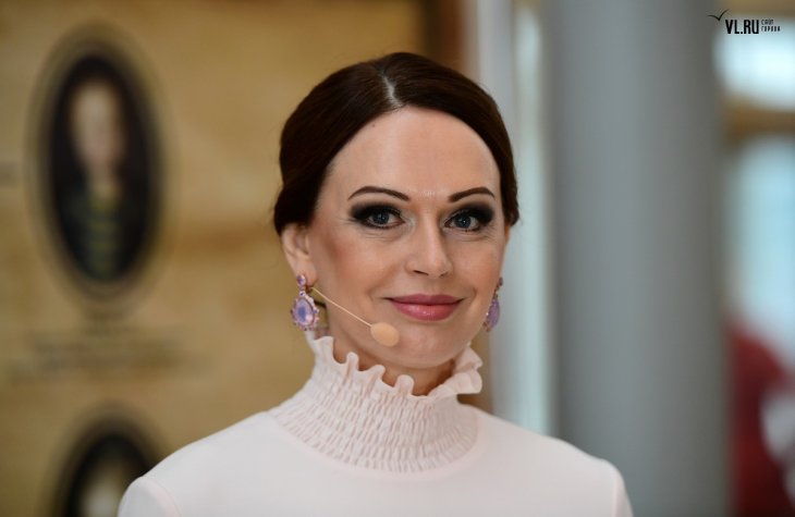 Ирина Безрукова вышла в свет в черном платье