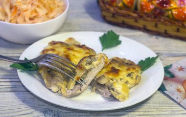 Как легко и быстро приготовить запеченную свинину с картошкой?