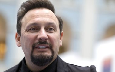 Стас Михайлов позировал в стильном свитшоте 