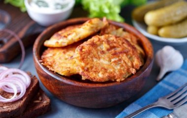 Деруны без муки и яиц: простой рецепт традиционных картофельных оладий