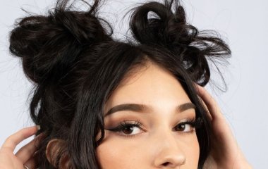 3 простих способи зробити трендову зачіску space buns