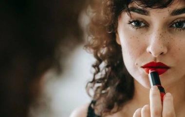 Як правильно підібрати відтінок нюдової помади з урахуванням кольору зубів і очей