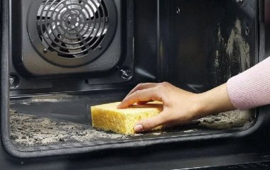 Всього 30 хвилин і ваша духовка сяятиме чистотою: простий дієвий засіб